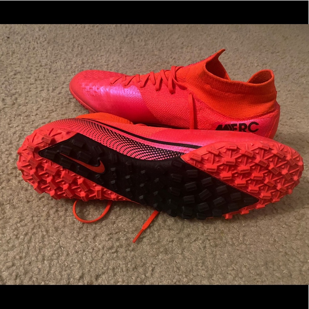 Great conditions. Soccer indoor and outdoor shoes